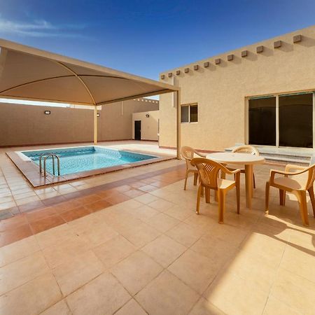 Mirada Gold Jizan - Resort & Private Pools Dış mekan fotoğraf A swimming pool in a villa in Al Reef, Abu Dhabi
